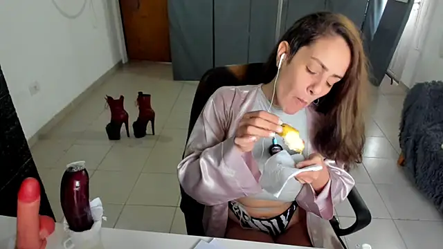 Snapshot of jessiburningheels chatting on 02.05.25 jessiburningheels online show from 02.05.25