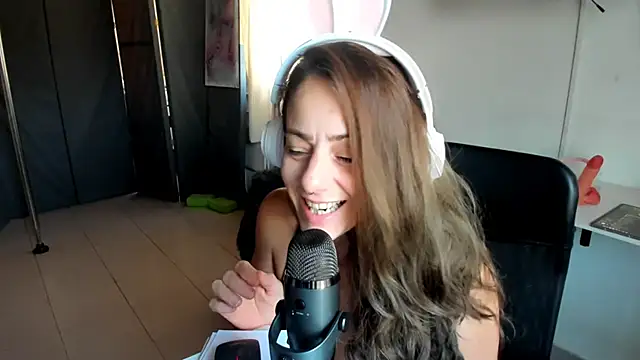 Snapshot of jessiburningheels chatting on 02.21.25 jessiburningheels online show from 02.21.25