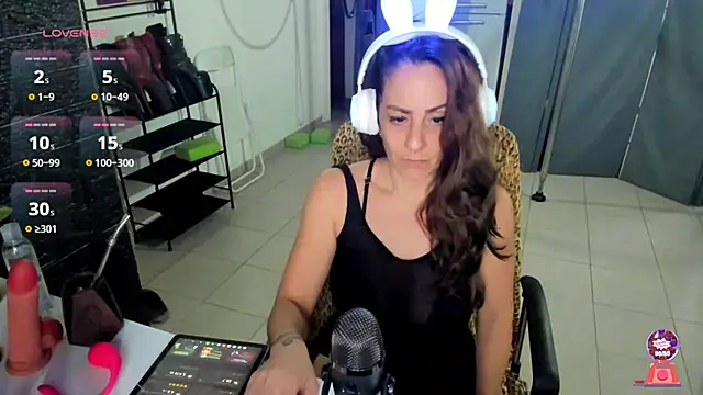 Snapshot of jessiburningheels chatting on 02.23.25 jessiburningheels online show from 02.23.25