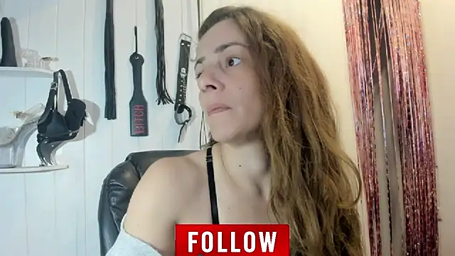 Snapshot of jessiburningheels chatting on 10.10.25 jessiburningheels online show from 10.10.25