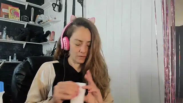 Snapshot of jessiburningheels chatting on 11.14.25 jessiburningheels online show from 11.14.25