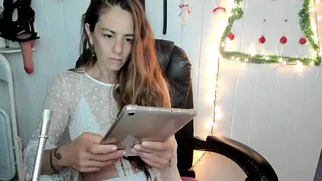 Snapshot of jessiburningheels chatting on 12.14.25 jessiburningheels online show from 12.14.25