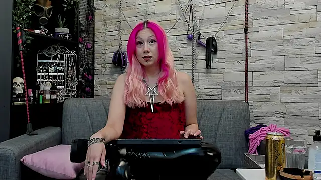 Snapshot of CruelMistress chatting on 12.11.24 CruelMistress online show from 12.11.24