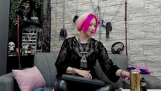 Snapshot of CruelMistress chatting on 12.13.24 CruelMistress online show from 12.13.24