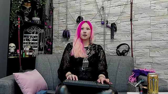 Snapshot of CruelMistress chatting on 12.13.24 CruelMistress online show from 12.13.24