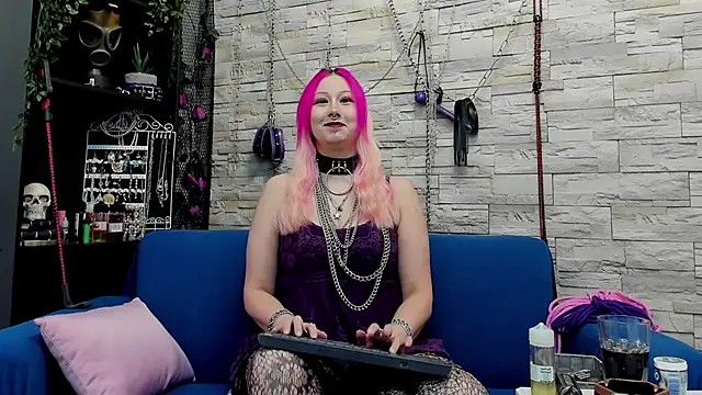Snapshot of CruelMistress chatting on 12.15.24 CruelMistress online show from 12.15.24