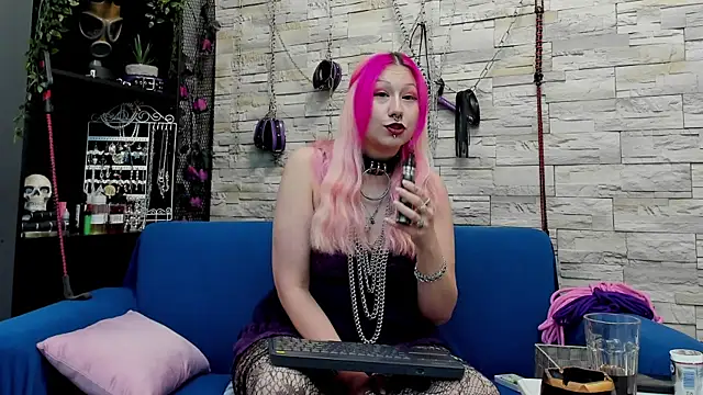 Snapshot of CruelMistress chatting on 12.16.24 CruelMistress online show from 12.16.24
