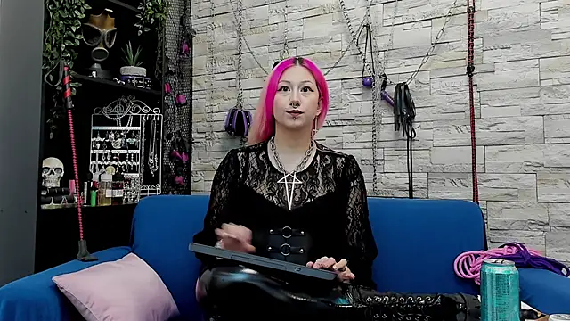 Snapshot of CruelMistress chatting on 12.20.24 CruelMistress online show from 12.20.24