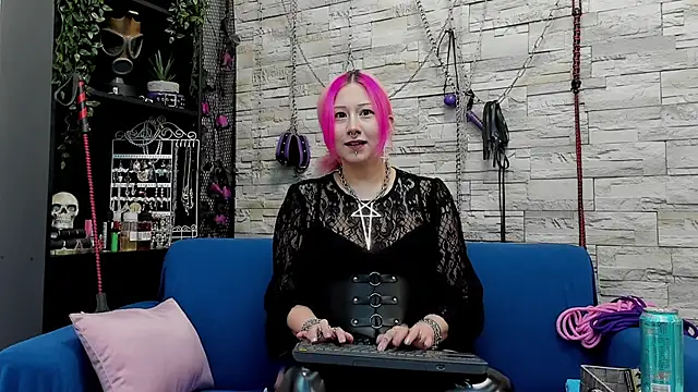 Snapshot of CruelMistress chatting on 12.20.24 CruelMistress online show from 12.20.24