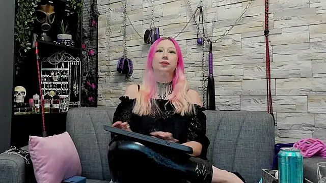 Snapshot of CruelMistress chatting on 12.24.24 CruelMistress online show from 12.24.24