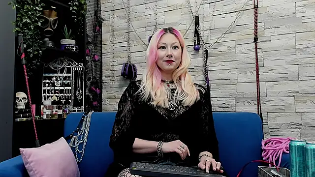 Snapshot of CruelMistress chatting on 01.12.25 CruelMistress online show from 01.12.25