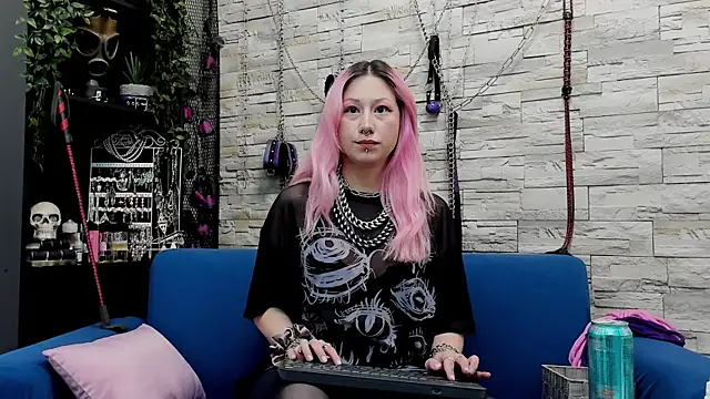 Snapshot of CruelMistress chatting on 02.23.25 CruelMistress online show from 02.23.25