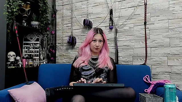 Snapshot of CruelMistress chatting on 02.25.25 CruelMistress online show from 02.25.25