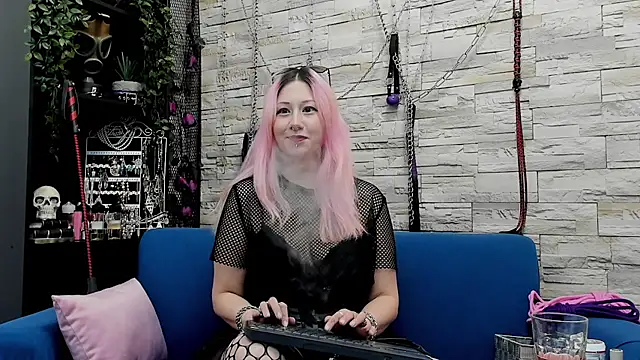 Snapshot of CruelMistress chatting on 02.28.25 CruelMistress online show from 02.28.25