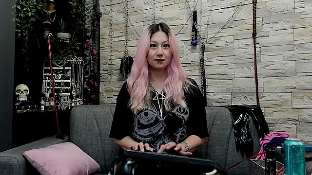 Snapshot of CruelMistress chatting on 03.18.25 CruelMistress online show from 03.18.25