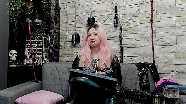 Snapshot of CruelMistress chatting on 03.19.25 CruelMistress online show from 03.19.25