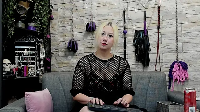 Snapshot of CruelMistress chatting on 10.03.25 CruelMistress online show from 10.03.25