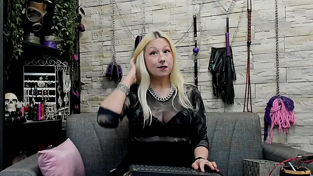 Snapshot of CruelMistress chatting on 10.05.25 CruelMistress online show from 10.05.25