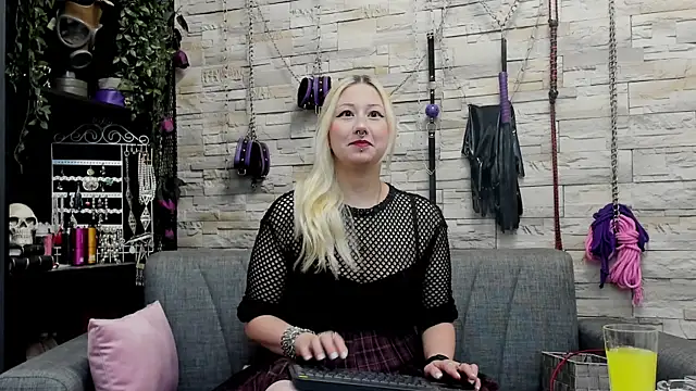 Snapshot of CruelMistress chatting on 10.20.25 CruelMistress online show from 10.20.25