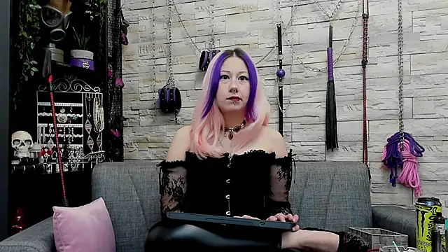 Snapshot of CruelMistress chatting on 11.19.25 CruelMistress online show from 11.19.25