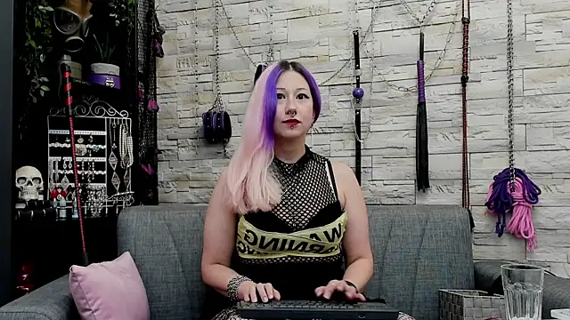 Snapshot of CruelMistress chatting on 11.22.25 CruelMistress online show from 11.22.25