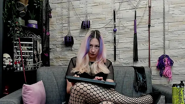 Snapshot of CruelMistress chatting on 12.04.25 CruelMistress online show from 12.04.25