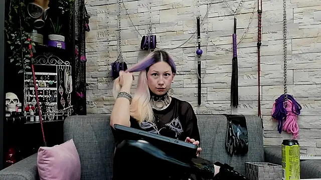 Snapshot of CruelMistress chatting on 12.05.25 CruelMistress online show from 12.05.25