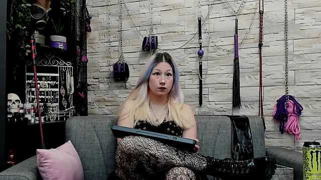 Snapshot of CruelMistress chatting on 12.15.25 CruelMistress online show from 12.15.25