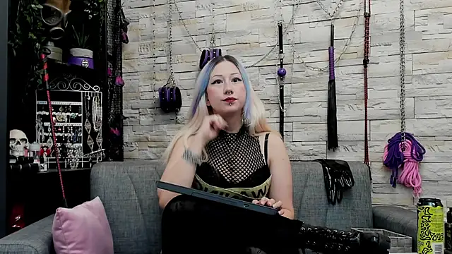 Snapshot of CruelMistress chatting on 12.18.25 CruelMistress online show from 12.18.25