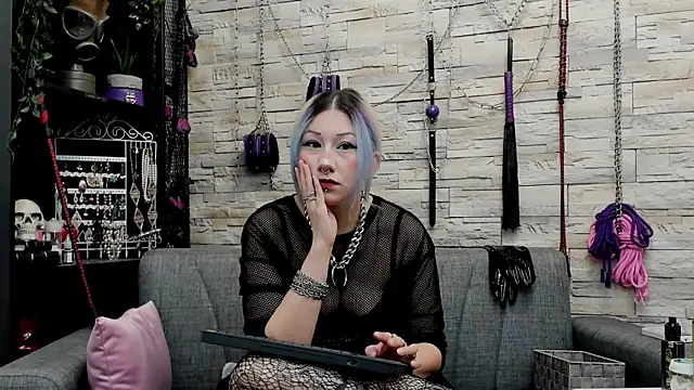 Snapshot of CruelMistress chatting on 12.19.25 CruelMistress online show from 12.19.25