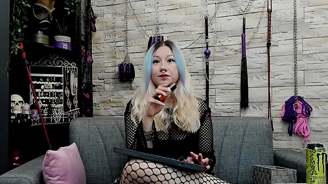 Snapshot of CruelMistress chatting on 12.20.25 CruelMistress online show from 12.20.25