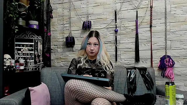 Snapshot of CruelMistress chatting on 12.23.25 CruelMistress online show from 12.23.25