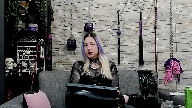 Snapshot of CruelMistress chatting on 01.11.26 CruelMistress online show from 01.11.26