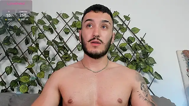 Snapshot of Zionmattis chatting on 01.04.25 Zionmattis online show from 01.04.25