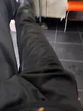 Snapshot of Juliano69xv chatting on 10.27.25 Juliano69xv online show from 10.27.25