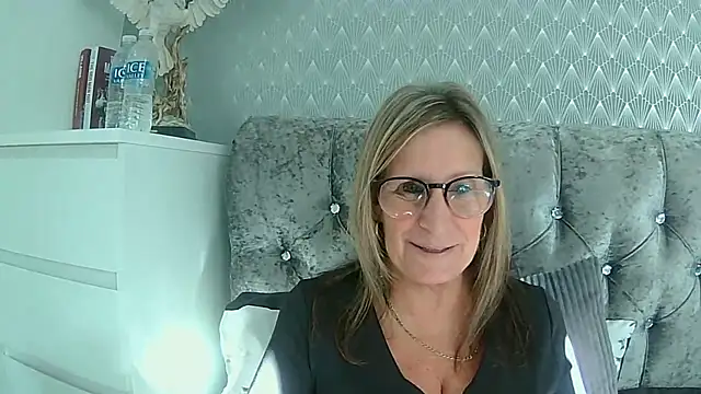 Snapshot of Additive_Mature_Linda chatting on 09.21.25 Additive Mature Linda online show from 09.21.25