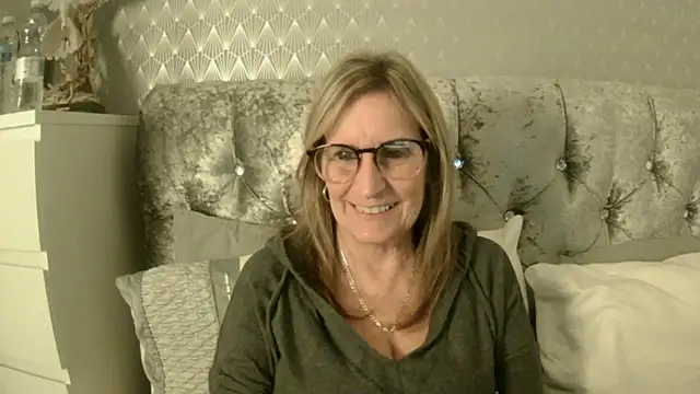 Snapshot of Additive_Mature_Linda chatting on 10.03.25 Additive Mature Linda online show from 10.03.25