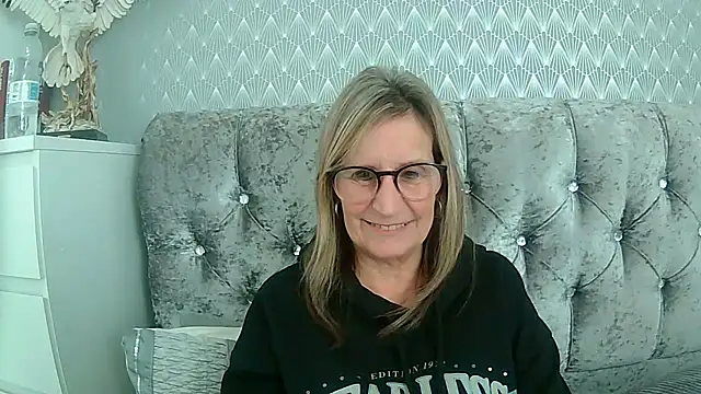 Snapshot of Additive_Mature_Linda chatting on 10.06.25 Additive Mature Linda online show from 10.06.25