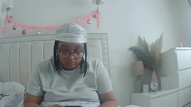 Snapshot of vanilla_chocolate23 chatting on 12.21.25 vanilla chocolate23 online show from 12.21.25