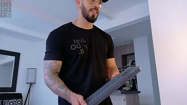 Snapshot of tony_muscle chatting on 11.29.25 tony muscle online show from 11.29.25