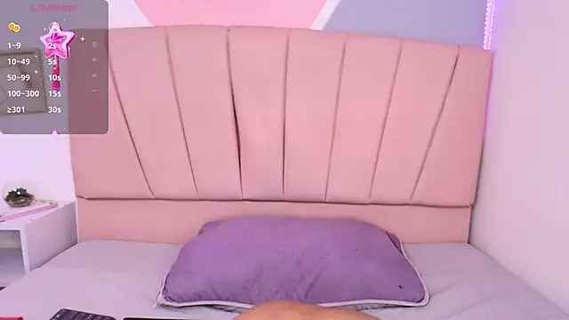 Missslunaa online show from 01.14.25