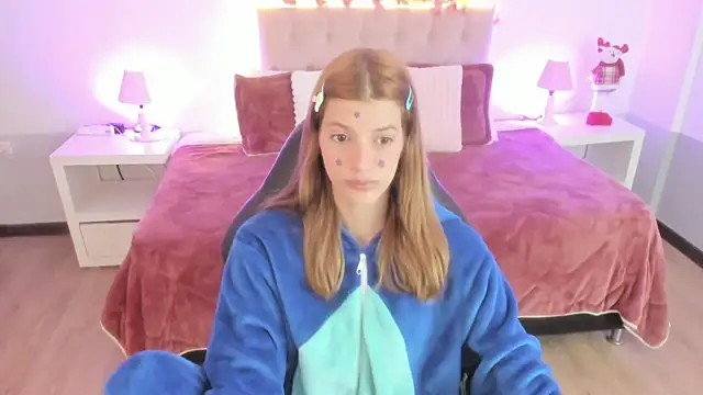 Snapshot of Nora_Vennucci chatting on 12.16.25 Nora Vennucci online show from 12.16.25