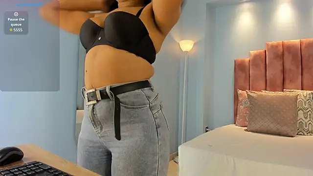 Snapshot of lou_rosse_ chatting on 11.10.25 lou rosse online show from 11.10.25