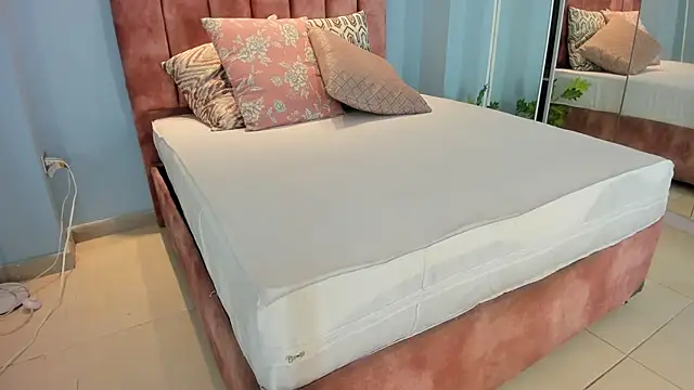 Snapshot of lou_rosse_ chatting on 11.13.25 lou rosse online show from 11.13.25