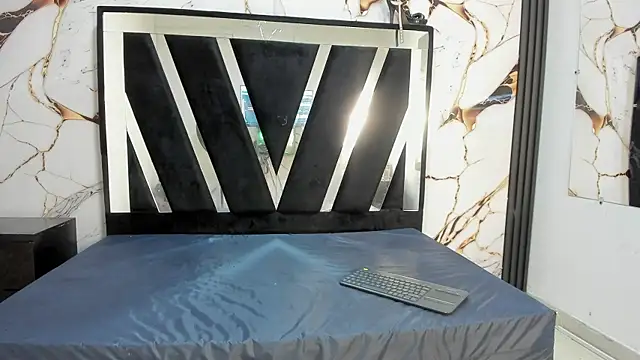 KarinaSimonz online show from 10.29.25