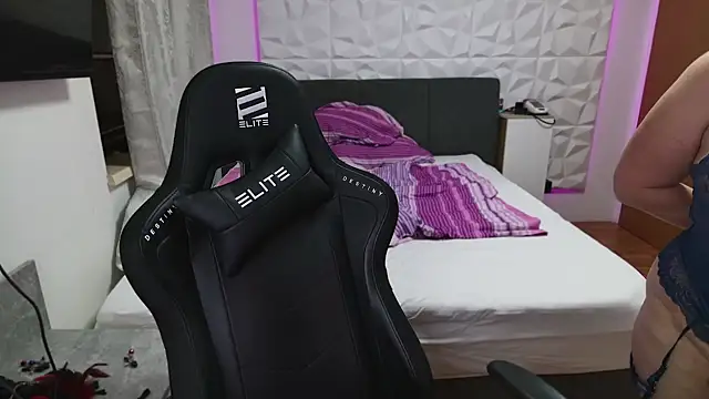 Snapshot of AmazingCurvy chatting on 01.01.25 AmazingCurvy online show from 01.01.25