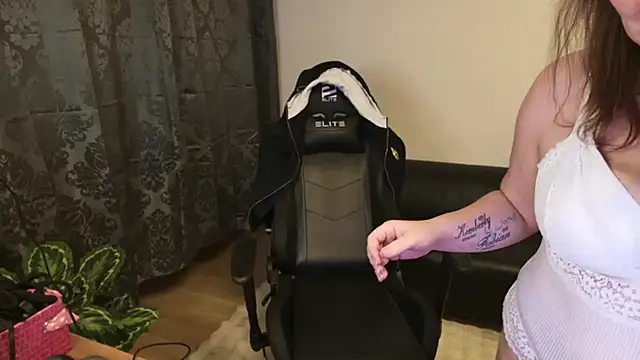 Snapshot of AmazingCurvy chatting on 02.13.25 AmazingCurvy online show from 02.13.25