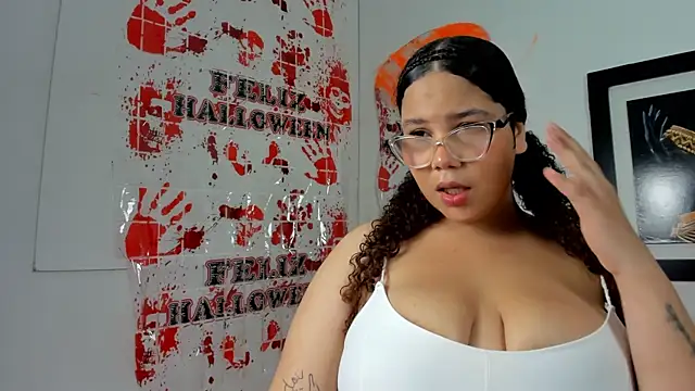 Snapshot of zoee_lovv chatting on 10.30.25 zoee lovv online show from 10.30.25