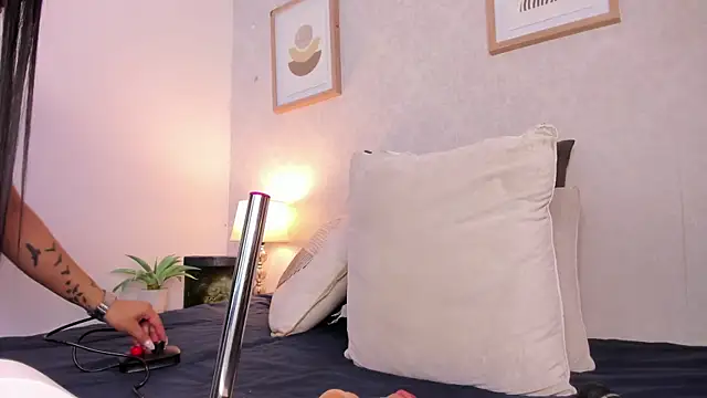 Caroline dh online show from 06.17.26