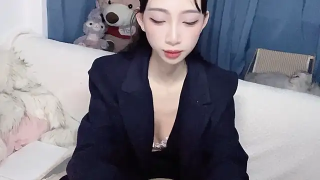 Snapshot of Lili-2 chatting on 11.23.25 Lili-2 online show from 11.23.25